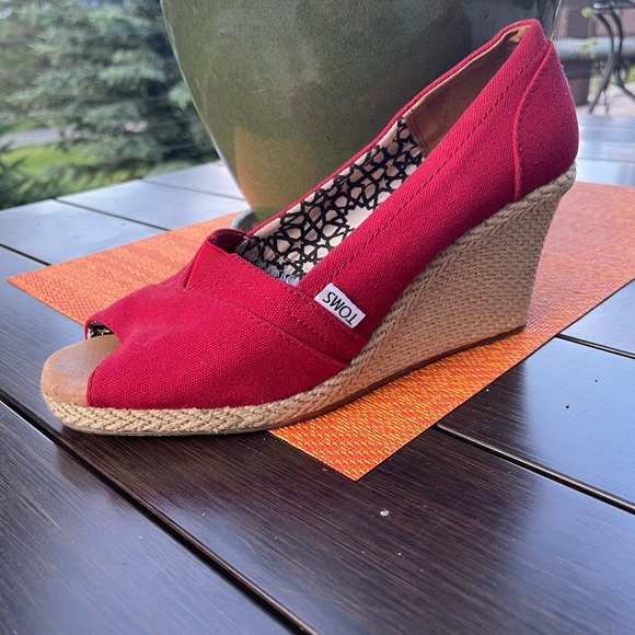 Toms Shoes - ❗️💲SALE💲❗️ Tom’s classic peep toe with memory foam.